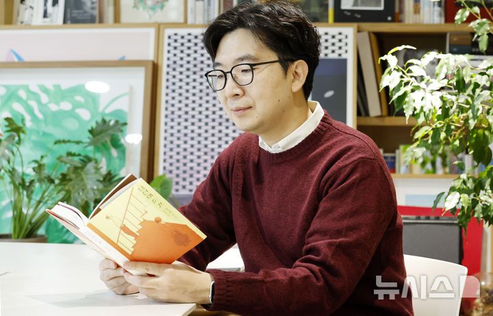 [서울=뉴시스] 김혜진 기자 = 문지혁 작가가 12일 서울 마포구 마음산책 출판사에서 뉴시스와 인터뷰에 앞서 포즈를 취하고 있다. 2026.01.15. jini@newsis.com
