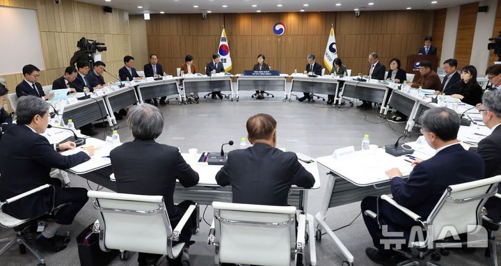 [세종=뉴시스] 강종민 기자 = 정은경 보건복지부 장관이 12일 세종시 정부세종청사에서 복지부 산하기관에게 업무보고를 받고 있다. 2026.01.12. ppkjm@newsis.com