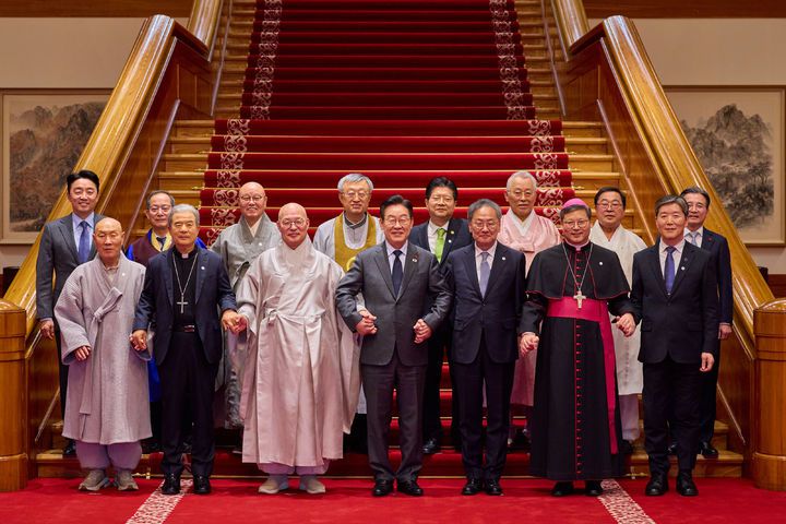 [서울=뉴시스] 최동준 기자 = 이재명 대통령이 12일 청와대에서 열린 종교 지도자 초청 오찬 간담회에서 참석자들과 기념촬영을 하고 있다. (사진=청와대 제공) 2026.01.12. photo@newsis.com *재판매 및 DB 금지
