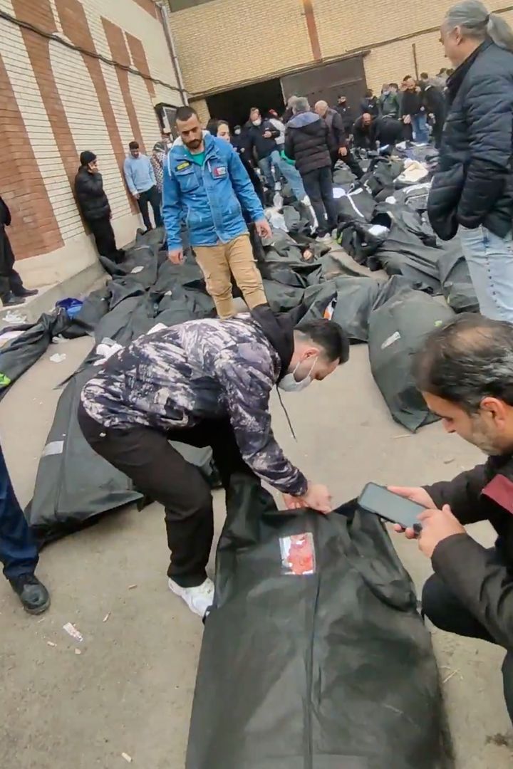 [카흐리작=AP/뉴시스] 지난 9일부터 11일(현지 시간) 사이 촬영돼 소셜미디어(SNS)에 유통된 영상 캡처 사진에 이란 테헤란 외곽 카흐리작의 영안실에서 사람들이 가방에 담긴 시신의 신원을 확인하고 있다. 2026.01.13.