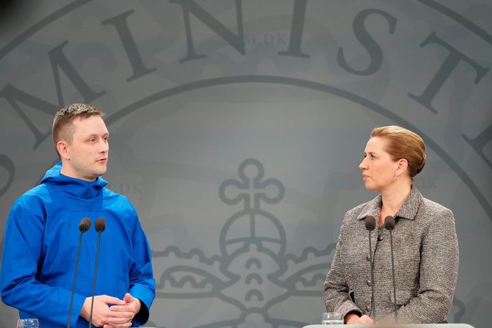 [코펜하겐=AP/뉴시스] 옌스-프레데리크 닐센 그린란드 총리(왼쪽)와 메테 프레데릭센 덴마크 총리가 13일(현지 시간) 덴마크 코펜하겐 총리실 미러홀에서 미국의 그린란드 편입 야욕과 관련해 공동 기자회견을 하고 있다. 2026.01.14.