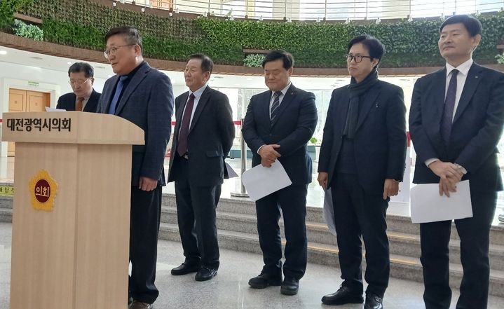 [대전=뉴시스] 조명휘 기자 = 대전·충남 교육감 출마예정자들이 13일 오후 대전시의회에서 합동회견을 열고 통합지자체 출범시 '복수 교육감제'를 운영해야한다고 주장하고 있다. 2026.01.13. joemedia@newsis.com *재판매 및 DB 금지