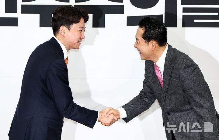 [서울=뉴시스] 김명년 기자 = 장동혁(오른쪽) 국민의힘 대표와 이준석 개혁신당 대표가 13일 오전 서울 여의도 국회에서 만나 악수하고 있다. 2026.01.13. kmn@newsis.com