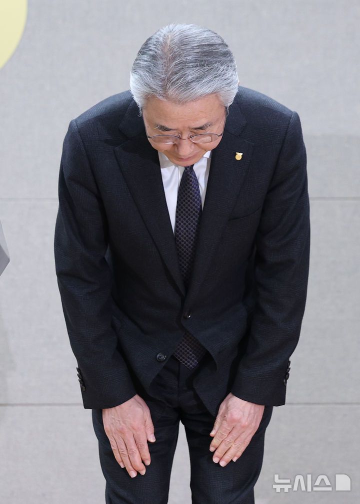 [서울=뉴시스] 김진아 기자 =  강호동 농협중앙회장이 13일 서울 중구 농협중앙회 본관에서 대국민 사과문을 발표하던 중 고개숙여 사과 인사를 하고 있다. 농협중앙회와 농협재단은 임직원 성비위와 업무상 배임을 자체 적발하고도 이를 수사기관에 고발하지 않고, 공금으로 임직원의 형사사건 변호사비를 지원하거나 1박에 200만원이 넘는 출장비를 사용하는 등 내부통제 부실과 방만한 경비 집행 실태가 정부 감사 결과 드러났다. 2025.01.13. bluesoda@newsis.com