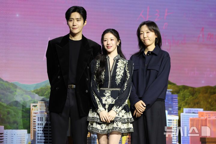 [서울=뉴시스] 황준선 기자 = 배우 김선호(왼쪽부터), 고윤정, 유영은 감독이 13일 오전 서울 강남구 조선 팰리스 서울 강남에서 열린 넷플릭스 시리즈 '이 사랑 통역 되나요?' 제작발표회에서 포즈를 취하고 있다. 2026.01.13. hwang@newsis.com