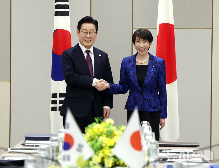 [나라=뉴시스] 고범준 기자 = 이재명 대통령과 다카이치 사나에 일본 총리가 13일(현지 시간) 나라현 회담장에서 한일 확대 정상회담 기념촬영을 하고 있다. 2026.01.13. bjko@mewsis.com