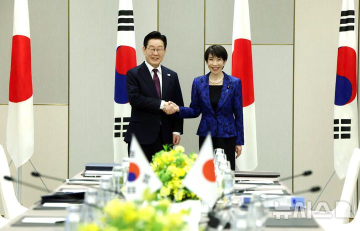 [나라=뉴시스] 고범준 기자 = 이재명 대통령과 다카이치 사나에 일본 총리가 13일(현지 시간) 나라현 회담장에서 한일 확대 정상회담 기념촬영을 하고 있다. 2026.01.13. bjko@mewsis.com