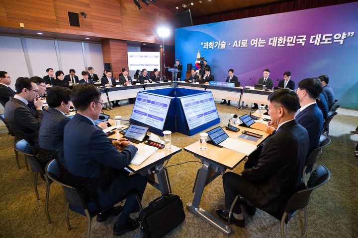 [서울=뉴시스] 배경훈 부총리 겸 과학기술정보통신부 장관이 13일 오후 서울 중구 서울중앙우체국에서 열린 '국립중앙과학관 및 우정사업본부 업무보고' 에서 발언하고 있다. (사진=과학기술정보통신부 제공) 2026.01.13. photo@newsis.com *재판매 및 DB 금지