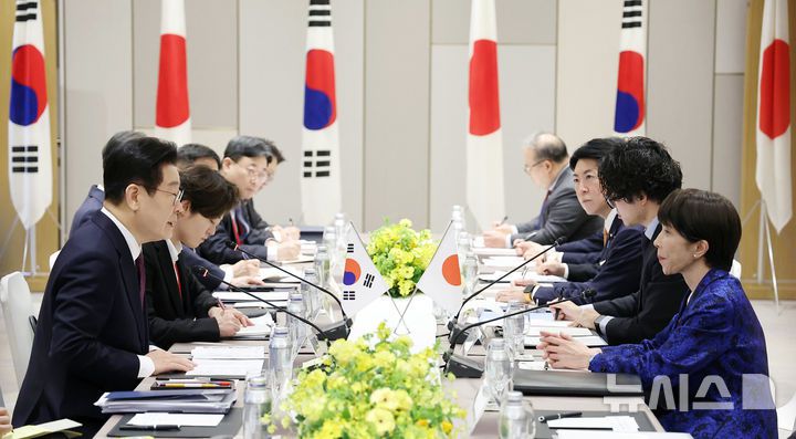 [나라=뉴시스] 고범준 기자 = 이재명 대통령과 다카이치 사나에 일본 총리가 13일(현지 시간) 나라현 회담장에서 한일 확대 정상회담을 하고 있다. 2026.01.13. bjko@mewsis.com