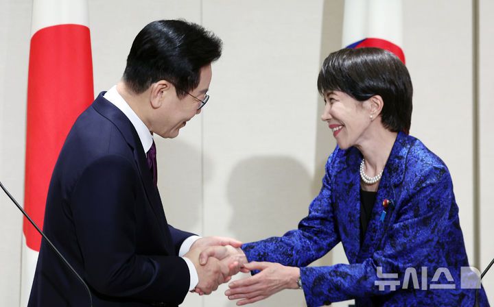 [나라=뉴시스] 고범준 기자 = 이재명 대통령과 다카이치 사나에 일본 총리가 지난 13일 나라현 회담장에서 한일 공동언론발표를 마친 뒤 악수하고 있다. 2026.01.14. bjko@mewsis.com
