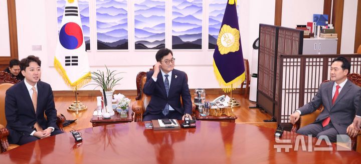 [서울=뉴시스] 조성봉 기자 = 우원식 국회의장이 13일 오후 서울 여의도 국회의장 집무실에서 2차특검법 등 법안처리 관련 항의방문을 온 장동혁 국민의힘 대표, 이준석 개혁신당 대표와 면담을 하고 있다.  2026.01.13. suncho21@newsis.com