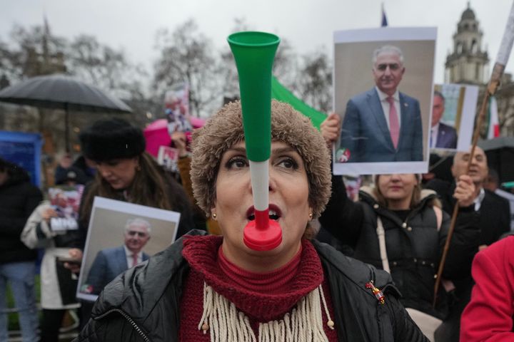 [런던=AP/뉴시스] 13일(현지 시간) 영국 런던 의회 건물 앞에서 시위대가 미국에 망명 중인 레자 팔라비 이란 왕세자 사진을 들고 이란 반정부 시위대에 연대하는 시위를 벌이고 있다. 2026.01.14.
