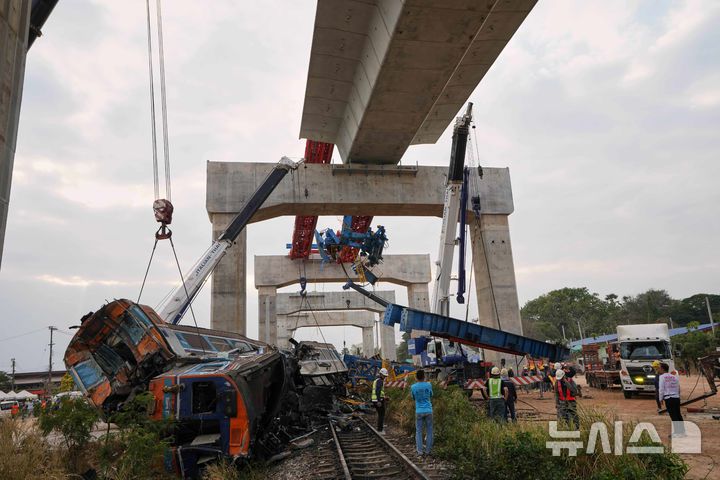 [시키오=AP/뉴시스] 14일(현지 시간) 태국 나콘랏차시마주 시키오 고속철 공사장 크레인이 여객 열차로 추락한 현장에서 구조대가 열차 잔해를 수습하고 있다. 2026.01.15.