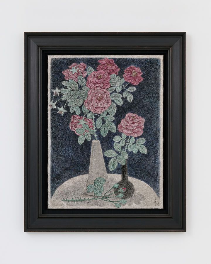 문성식 붉은 장미가 있는 정물, 2025 린넨에 라이트 모델링 페이스트, 은박, 알루미늄 포일, 목탄 분말, 과슈, 아크릴 60.6 x 45.5 cm78.5 x 63.8 cm (액자) Courtesy of the artist, Kukje Gallery, and Esther Schipper, Berlin/Paris/Seoul Photo ? Haengjin Lee *재판매 및 DB 금지