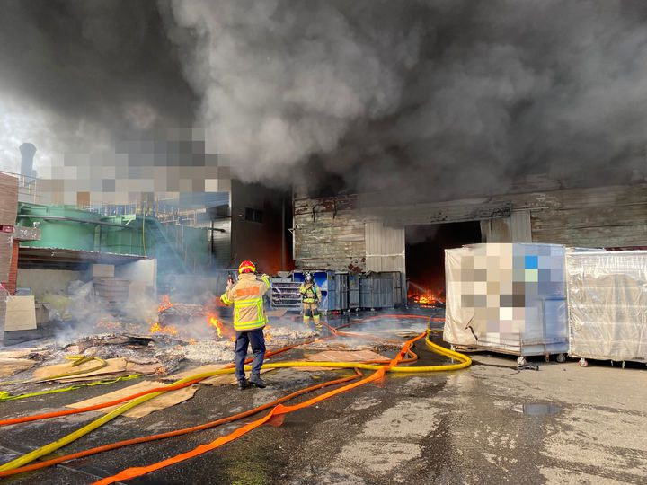 [창원=뉴시스]창원 국가산단 내 한 공장서 '대형 화재'. (사진=창원소방 제공) 2026.01.14.photo@newsis.com *재판매 및 DB 금지