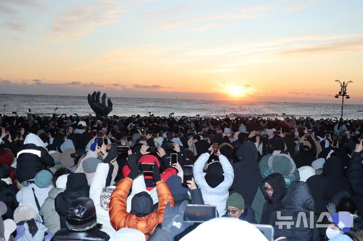 [포항=뉴시스] = 올해 포항 호미곶 광장 일출. (사진=포항시 제공) 2026.01.14. photo@newsis.com