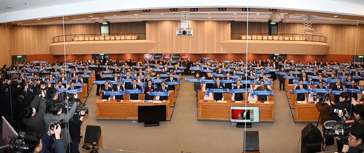 [서울=뉴시스] 2026 영호남 국가균형발전 공동선포 및 신년교류회가 14일 오후 국회의사당 국회박물관에서 열렸다. 이날 조덕선 SRB미디어그룹 무등일보 회장, 손인락 영남일보 사장, 이석연 국민통합위원회 위원장, 강기정 광주광역시장 ,김영록 전남도지사, 이철우 경상북도지사 , 홍성주 대구광역시 경제부시장,조재구 대한민국 시장 군수 구청장 협의회장 든 영호남국회의원, 정관계 인사들이 국가균형발전을 선도하는 공동선포식 퍼포먼스를 하고 있다. (사진=무등일보 제공) 2026.01.14. photo@newsis.com *재판매 및 DB 금지