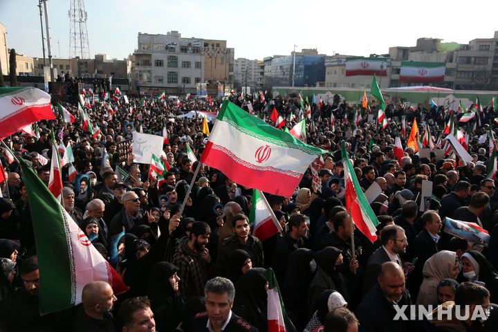 [테헤란=신화/뉴시스] 지난 12일(현지 시간) 이란 테헤란에서 시민들이 정부 지지 집회에 참여하고 있다. 2026.01.14.