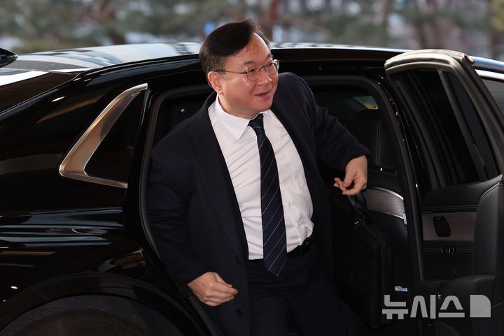 [서울=뉴시스] 이영환 기자 = 신임 법원행정처장에 임명된 박영재 대법관이 14일 오전 서울 서초구 대법원으로 출근하고 있다. 임기는 16일부터 시작된다. 2026.01.14. 20hwan@newsis.com