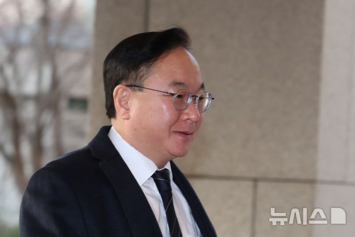 [서울=뉴시스] 이영환 기자 = 신임 법원행정처장에 임명된 박영재 대법관이 14일 오전 서울 서초구 대법원으로 출근하고 있다. 임기는 16일부터 시작된다. 2026.01.14. 20hwan@newsis.com