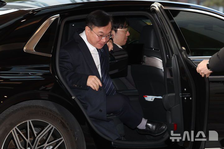 [서울=뉴시스] 이영환 기자 = 신임 법원행정처장에 임명된 박영재 대법관이 14일 오전 서울 서초구 대법원으로 출근하고 있다. 임기는 16일부터 시작된다. 2026.01.14. 20hwan@newsis.com