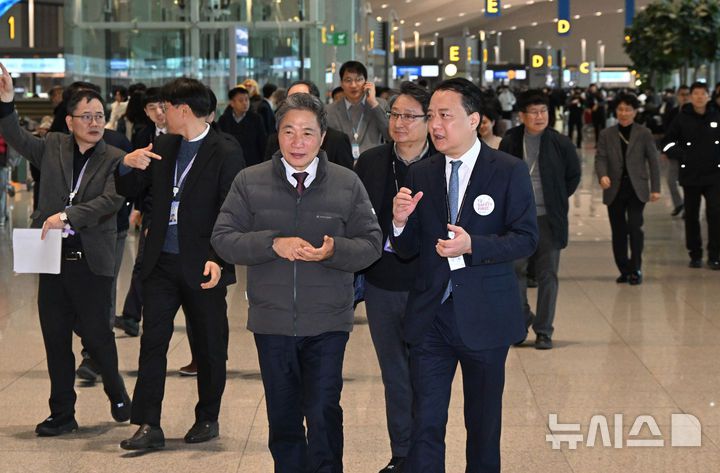 [인천공항=뉴시스] 박주성 기자 = 아시아나항공이 인천공항 제2여객터미널 운항을 개시한 14일 인천국제공항 2터미널에서 이학재 인천공항공사 사장과 김성무 아시아나항공 인천공항서비스 지점장이 현장점검을 하고 있다. (공동취재). 2026.01.14. photo@newsis.com
