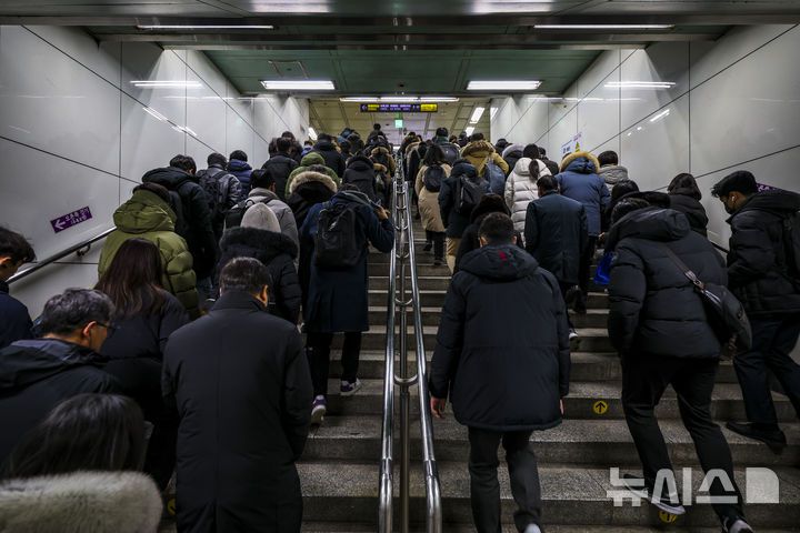 [서울=뉴시스] 정병혁 기자 = 서울 시내버스 파업이 이어지고 있는 14일 서울 종로구 광화문역이 시민들로 붐비고 있다. 2026.01.14. jhope@newsis.com