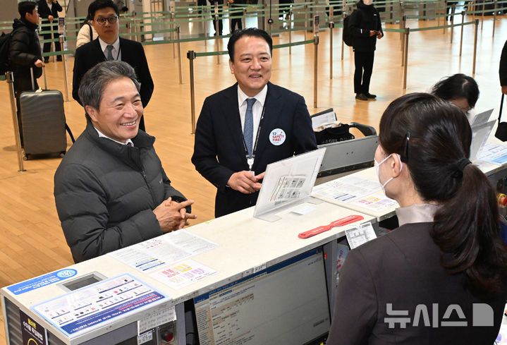 [인천공항=뉴시스] 박주성 기자 = 아시아나항공이 인천공항 제2여객터미널 운항을 개시한 14일 인천국제공항 2터미널에서 이학재 인천공항공사 사장과 김성무 아시아나항공 인천공항서비스 지점장이 현장점검을 하고 있다. (공동취재). 2026.01.14. photo@newsis.com