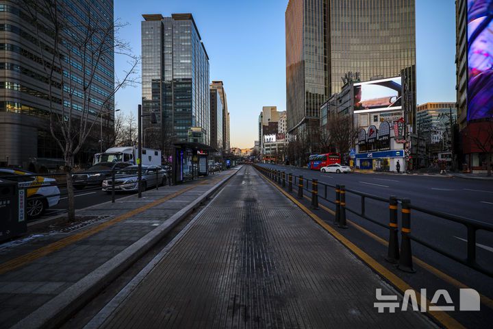 [서울=뉴시스] 정병혁 기자 = 서울 시내버스 파업이 이어지고 있는 14일 서울 종로구 광화문네거리 정류장에 버스전용차로가 텅 비어 있다. 2026.01.14. jhope@newsis.com