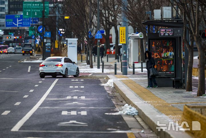 [서울=뉴시스] 정병혁 기자 = 서울 시내버스 파업이 이어지고 있는 14일 서울 종로구 광화문네거리 정류장에 버스전용차로가 텅 비어 있다. 2026.01.14. jhope@newsis.com