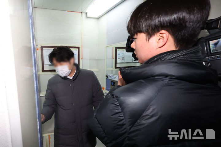 [서울=뉴시스] 권창회 기자 = 서울경찰청 공공범죄수사대가 정치자금법 위반 등 혐의로 김병기 더불어민주당 의원 주거지 등 6개소에 대한 압수수색을 실시하고 있다. 14일 오전 서울 동작구 김병기 의원 자택에서 경찰 관계자가 취재진을 막고 있다. 2025.01.14. kch0523@newsis.com