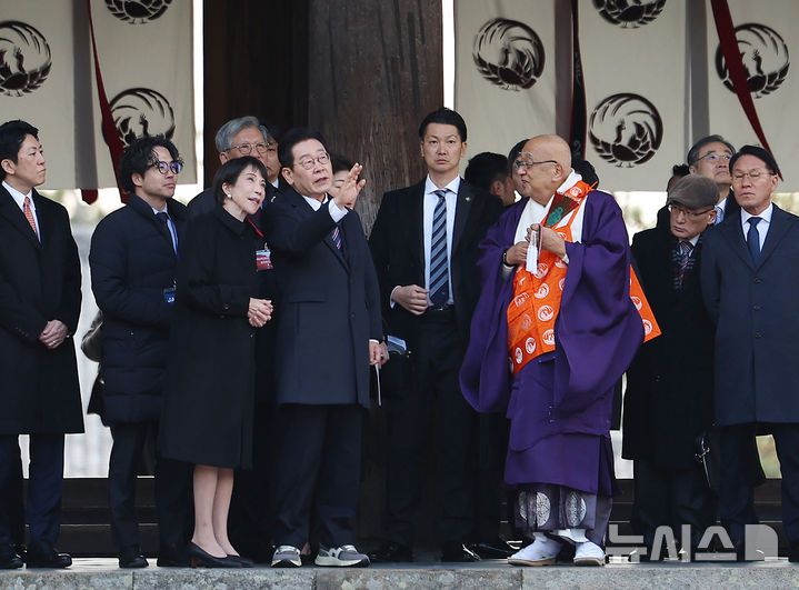 [나라=뉴시스] 고범준 기자 = 이재명 대통령이 14일(현지 시간) 다카이치 사나에 일본 총리과 함께 나라현의 대표 문화유적지인 호류지를 둘러보고 있다. 2026.01.14. bjko@mewsis.com