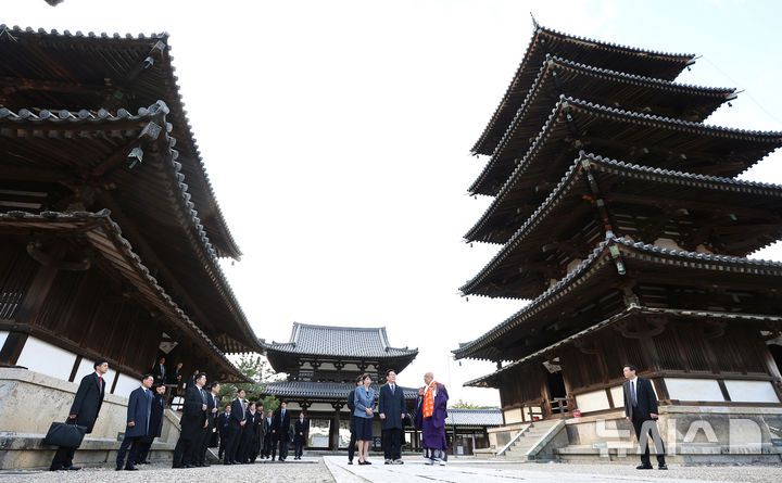[나라=뉴시스] 고범준 기자 = 이재명 대통령이 14일(현지 시간) 다카이치 사나에 일본 총리과 함께 나라현의 대표 문화유적지인 호류지를 둘러보고 있다. 2026.01.14. bjko@mewsis.com