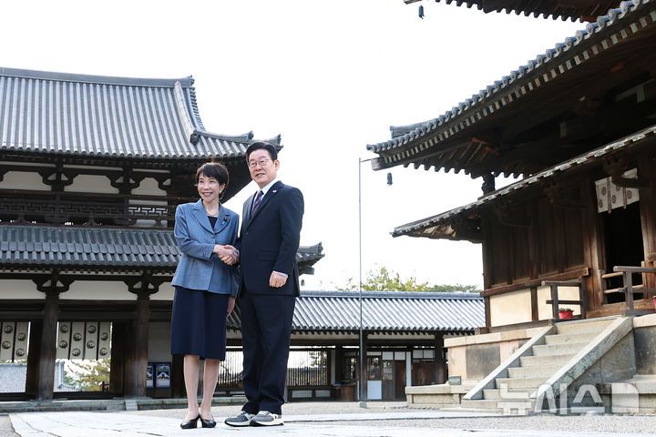 [나라=뉴시스] 고범준 기자 = 이재명 대통령과 다카이치 사나에 일본 총리가 14일(현지 시간) 나라현의 대표 문화유적지인 호류지에서 열린 친교 행사에서 기념촬영을 하고 있다. 2026.01.14. bjko@mewsis.com
