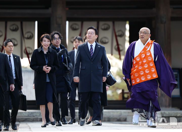 [나라=뉴시스] 고범준 기자 = 이재명 대통령이 14일(현지 시간) 다카이치 사나에 일본 총리과 함께 나라현의 대표 문화유적지인 호류지를 둘러보고 있다. 2026.01.14. bjko@mewsis.com