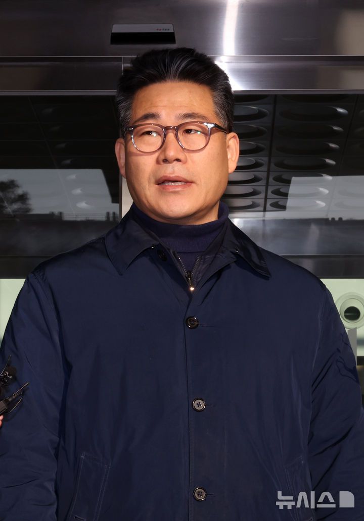 [서울=뉴시스] 배훈식 기자 = 백해룡 경정이 14일 오전 서울 송파구 서울동부지방검찰청 앞에서 세관 마약수사 외압 의혹 합동수사단 파견 종료에 대한 소회를 밝히고 있다. 2026.01.14. dahora83@newsis.com