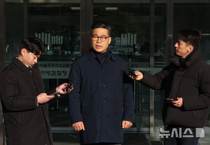 [서울=뉴시스] 배훈식 기자 = 백해룡 경정이 14일 오전 서울 송파구 서울동부지방검찰청 앞에서 세관 마약수사 외압 의혹 합동수사단 파견 종료에 대한 소회를 밝히며 취재진의 질문에 답하고 있다. 2026.01.14. dahora83@newsis.com