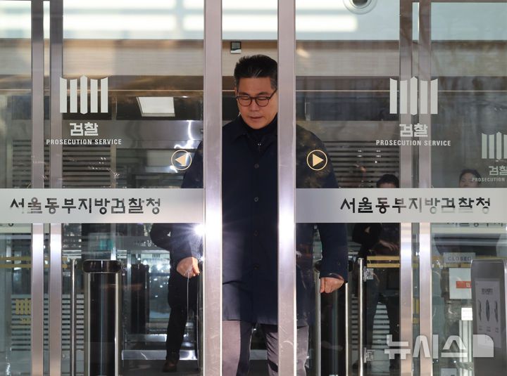 [서울=뉴시스] 배훈식 기자 = 세관 마약수사 외압 의혹 합동수사단 파견이 종료되는 백해룡 경정이 14일 오전 서울 송파구 서울동부지방검찰청에서 나오고 있다. 2026.01.14. dahora83@newsis.com