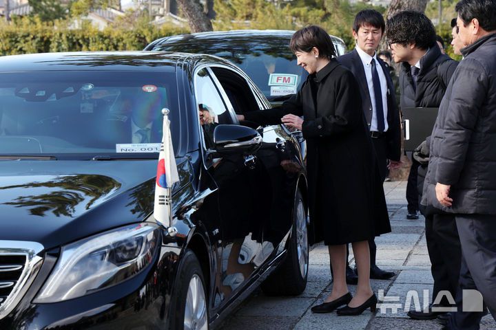 [나라=뉴시스] 고범준 기자 = 다카이치 사나에 일본 총리가 14일(현지 시간) 나라현의 대표 문화유적지인 호류지에서 이재명 대통령과 친교 행사를 마친 뒤 영송하고 있다. 2026.01.14. bjko@mewsis.com