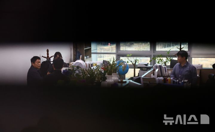 [서울=뉴시스] 김명년 기자 = 14일 오전 서울 여의도 국회 의원회관 김병기 전 민주당 원내대표 의원실에서 ‘공천헌금’ 혐의로 압수수색중인 경찰이 의원실 관계자들과 대화하고 있다.2026.01.14. kmn@newsis.com