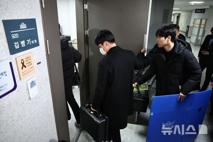 [서울=뉴시스] 김명년 기자 = 14일 오전 서울 여의도 국회 의원회관 김병기 전 민주당 원내대표 의원실에서 경찰이 ‘공천헌금’ 혐의로 압수수색하기 위해 들어가고 있다. 2026.01.14. kmn@newsis.com