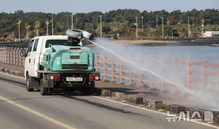 [서귀포=뉴시스] 우장호 기자 = 사진은 지난 14일 오전 제주 서귀포시 청정축산과 소속 방역 차량이 야생 조류 분변에서 고병원성 조류인플루엔자(AI) 바이러스가 검출된 시흥리 해안가에서 소독약을 살포하고 있는 모습. 2026.01.14. woo1223@newsis.com