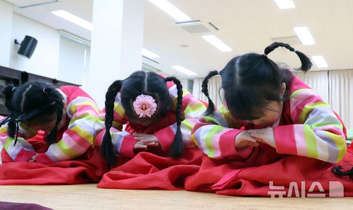 [부산=뉴시스] 하경민 기자 = 어린이 전통예절교실이 열린 14일 부산 동래구 충렬사 안락서원 교육회관에서 유치원생들이 한복을 입고 큰절하는 법을 배우고 있다. 2026.01.14. yulnetphoto@newsis.com