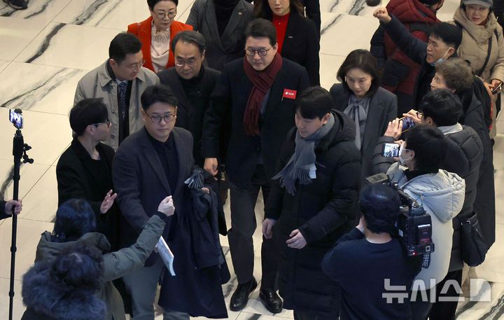 [서울=뉴시스] 김금보 기자 = 한동훈 전 국민의힘 대표 지지자들이 14일 오전 서울 여의도 중소기업중앙회에서 국민의힘 서울시당 신년인사회를 마치고 이동하는 신동욱 최고위원을 향해 한동훈 전 대표 제명 철회를 요구하고 있다.국민의힘 중앙윤리위원회는 14일 '당원게시판 사태'와 관련해 한동훈 전 대표의 제명을 결정했다. 2026.01.14. kgb@newsis.com