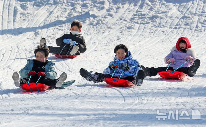 [대구=뉴시스] 이무열 기자 = 14일 대구 달서구 이월드 눈썰매장에서 아이들이 눈썰매를 타며 즐거운 시간을 보내고 있다. 2026.01.14. lmy@newsis.com
