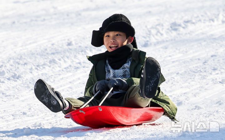 [대구=뉴시스] 이무열 기자 = 14일 대구 달서구 이월드 눈썰매장에서 한 아이가 눈썰매를 타며 즐거운 시간을 보내고 있다. 2026.01.14. lmy@newsis.com