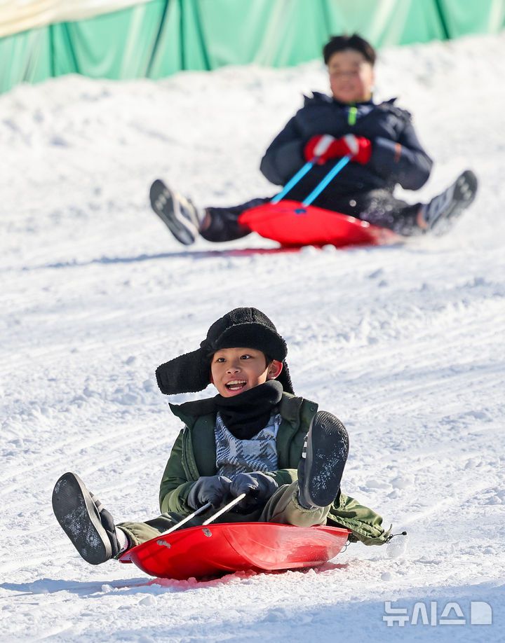 [대구=뉴시스] 이무열 기자 = 14일 대구 달서구 이월드 눈썰매장에서 아이들이 눈썰매를 타며 즐거운 시간을 보내고 있다. 2026.01.14. lmy@newsis.com