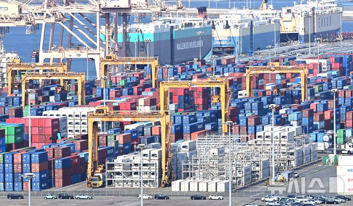 [평택=뉴시스] 김종택 기자 = 지난 14일 경기 평택시 포승읍 평택항에 컨테이너가 쌓여 있는 모습. 2026.01.20. jtk@newsis.com