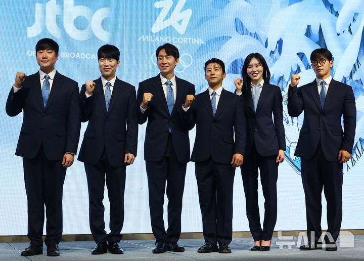 [서울=뉴시스] 박주성 기자 = 14일 서울 영등포구 페어몬트 앰배서더 서울 호텔 그랜드볼룸에서 열린 JTBC 2026 밀라노 코르티나 동계올림픽 기자간담회에서 캐스터들과 해설위원들이 포즈를 취하고 있다. 사진 왼쪽부터 배성재 캐스터, 성승헌 캐스터, 이승훈 해설위원, 곽윤기 해설위원, 김아랑 해설위원, 윤성빈 해설위원. 2026.01.14. park7691@newsis.com