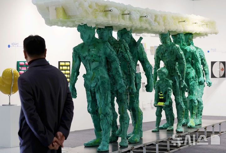 [서울=뉴시스] 홍효식 기자 = 14일 오후 서울 강남구 코엑스에서 열린 서울국제조각페스타 2026에서 관람객들이 작품을 살펴보고 있다. 2026.01.14. yesphoto@newsis.com